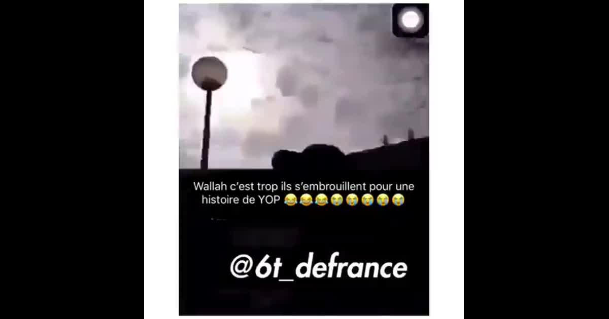 Wallah c’est trop ils s’embrouillent pour une histoire de YOP 😂😂😂😭😭😭😭😭

Deux hommes s’embrouillent dans un quartier pour une histoire de consommation, le gars aux écouteurs a gauche demande à celui de droite d’acheter un Yop mais celui ci refuse. Il lui dit d’aller baiser sa mère. A la fin il menace de jeter son porte clé