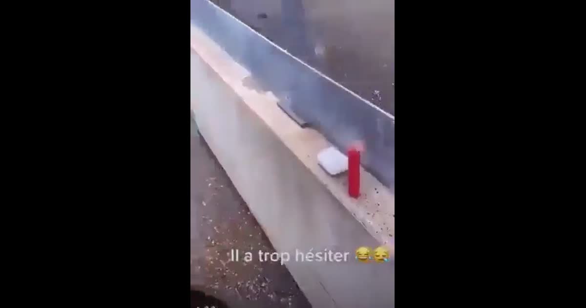 Non mes airpods tu deconnes il a trop hésité pétards explosent à coté des airpods