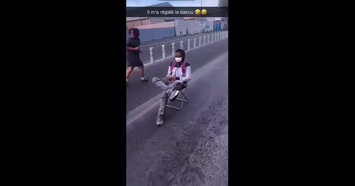 Chaise pliante en blocus il se met à courir fuire lycee