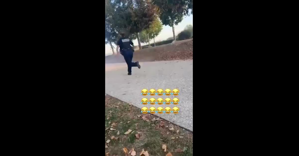 Policiere qui se fait courser par plein de lycéens